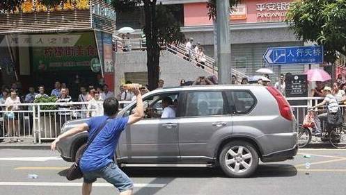 报废车坎坷旅程背后的车主维权之路，牛拉车揭示的正义坚持之路