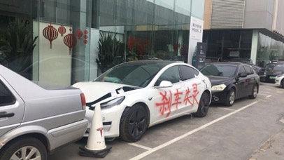 报废车背后的维权之路，车主牛拉车正义记