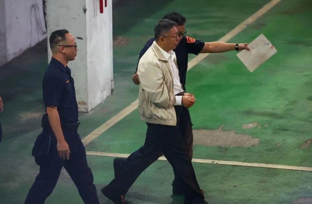 柯文哲戴手铐探望病父，人情与法律的碰撞引发社会共鸣热议
