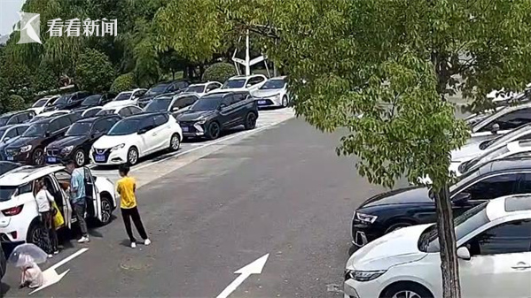 司机失误踩错油门，连撞三车四人，交通安全与应急反应需反思