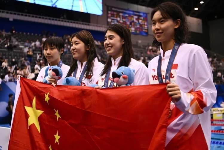 余依婷闪耀蝶泳赛场，勇夺女子100米蝶泳铜牌——荣耀时刻的激情燃烧