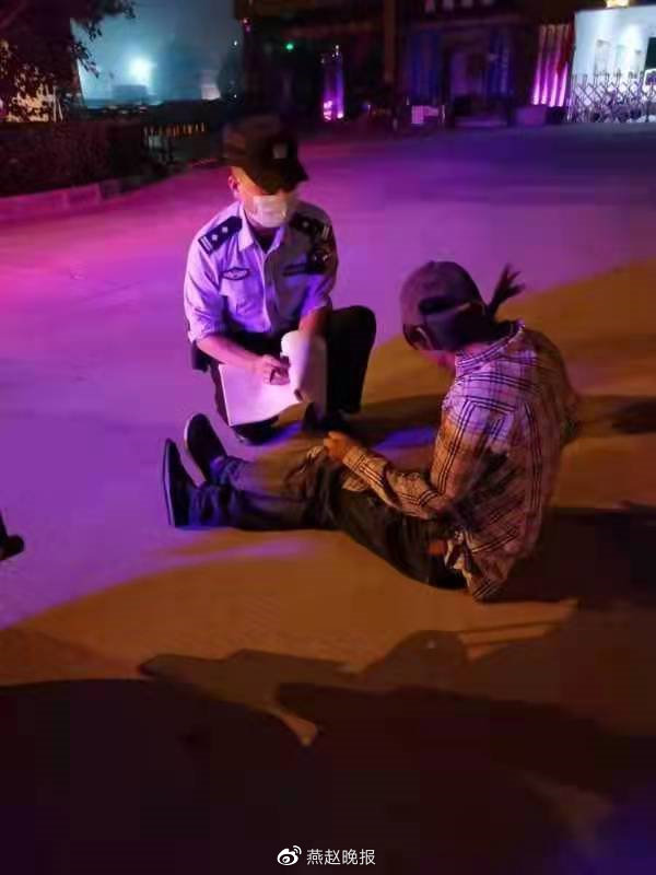 民警夜巡救助醉酒男子，守护城市温暖之夜