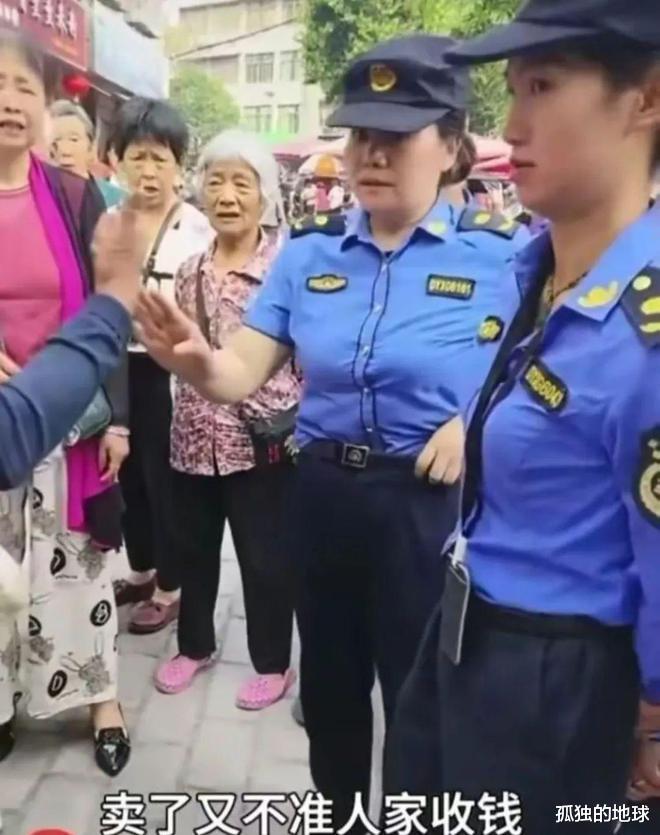城管回应游客与铜人合影被要求收费，城市文化体验中的微妙冲突