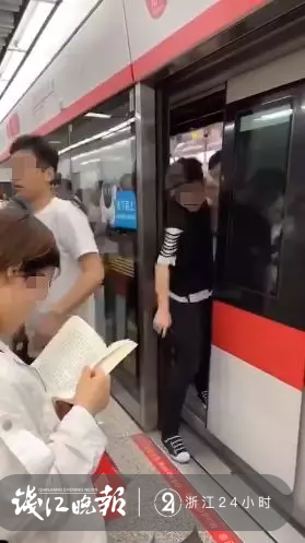 女子高铁惊魂，误过站紧急制动下的惊险瞬间