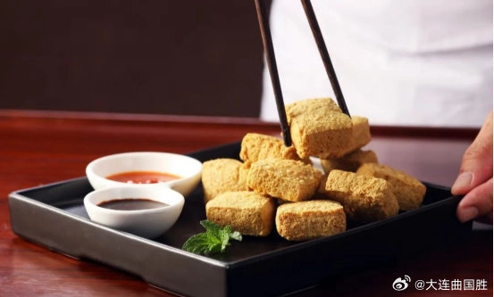官方回应，店员在公厕冲洗臭豆腐事件引发关注热议