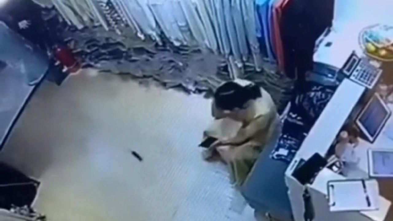 女孩玩耍时遭遇老鼠突袭，惊险一刻！