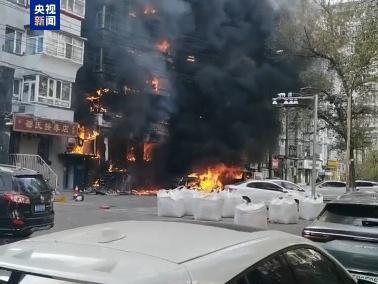 哈尔滨居民楼火灾疑因电路燃爆引发，温馨日常遭遇火灾考验
