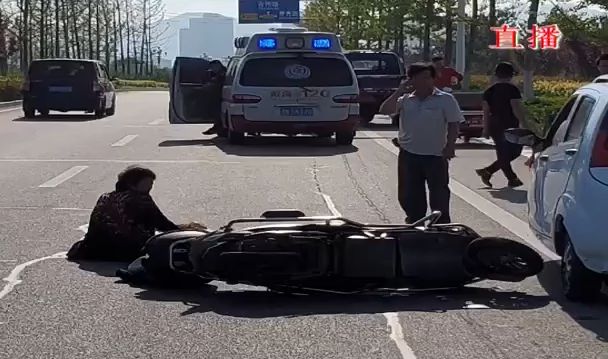 男子机动车道骑电动车S型走位惊险摔翻瞬间！