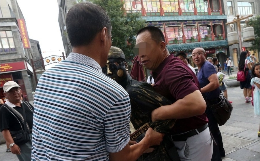 城管回应游客与铜人合影后被要20元