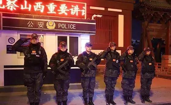 男子醉酒睡马路，民警夜巡暖心救助，社会关怀与个人责任引深思