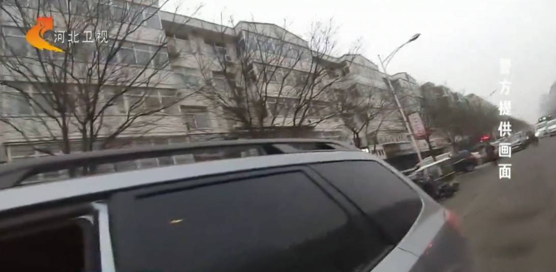 交警霸气执法背后的温情故事，女子接孩子停车争议事件揭秘