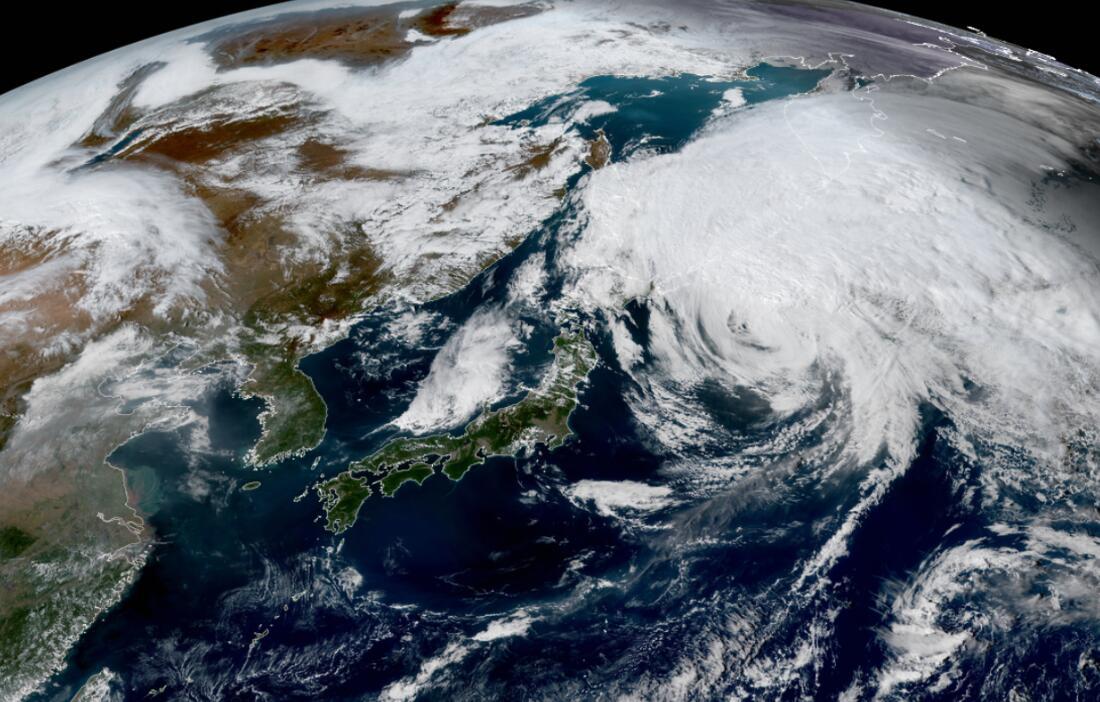 暴雨大暴雪罕见同框现象分析，气候影响及现象探讨