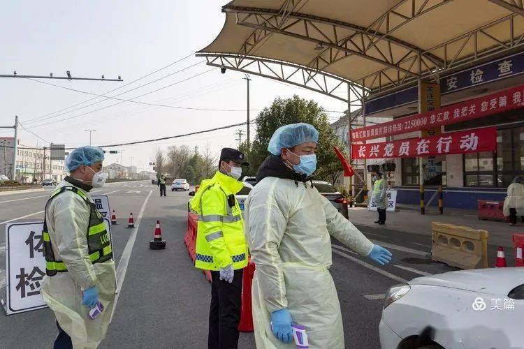 网红机场的争议事件与背后的故事，口罩背后的秘密与小巷特色小店探索