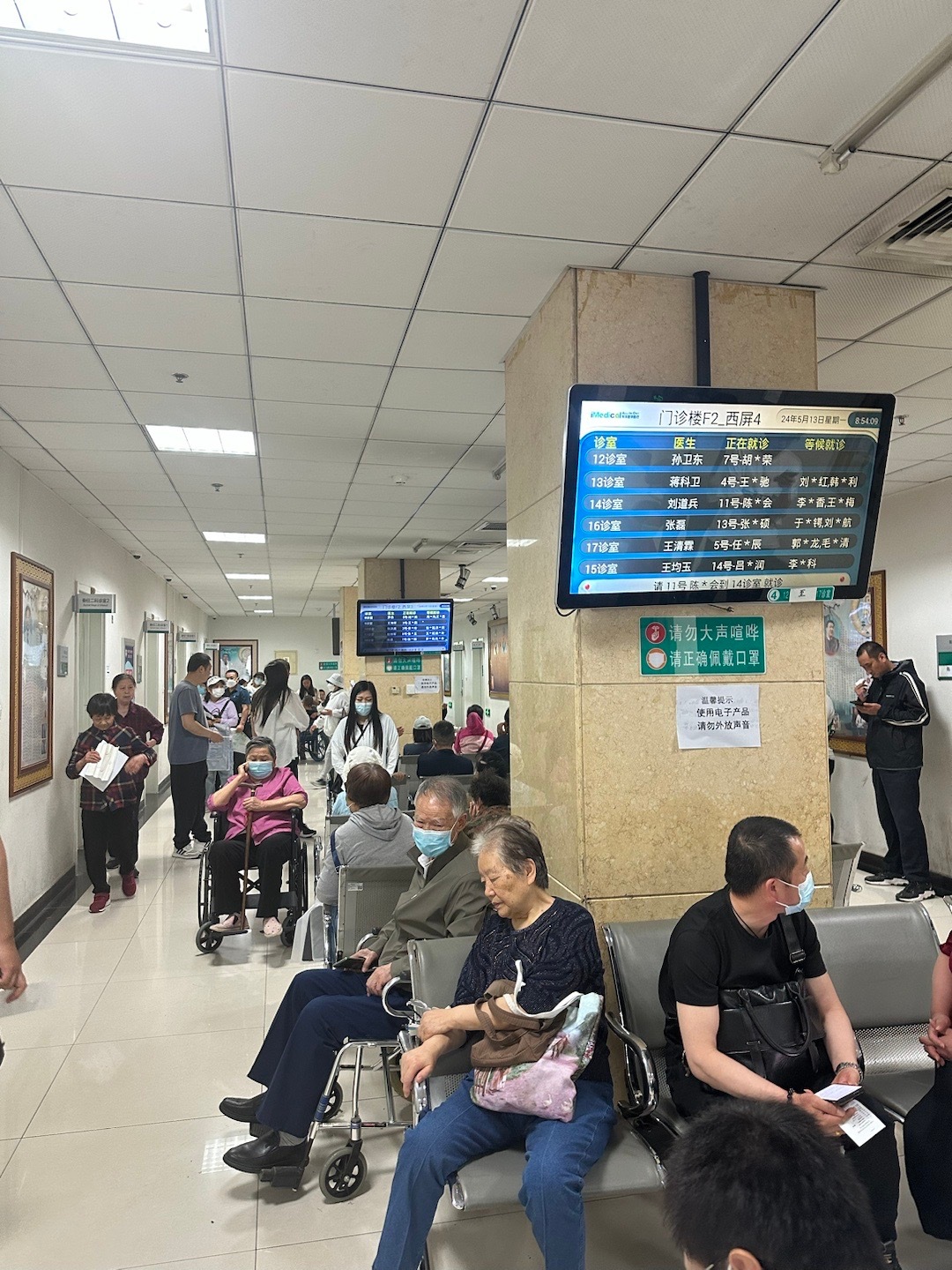 治病的医院不应成为打卡景点，聚焦医疗场所的本质与责任