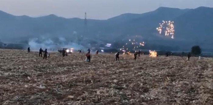 农户玉米地中的加特林烟花盛宴，烟火奇遇与隐匿小巷的烟火盛宴