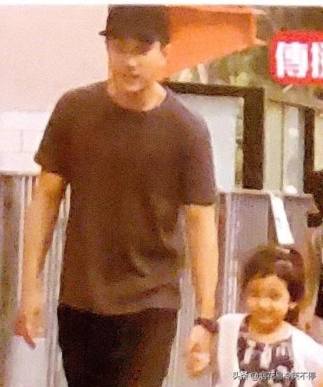 家门口的温馨等待，弟弟守护下的姐弟情深