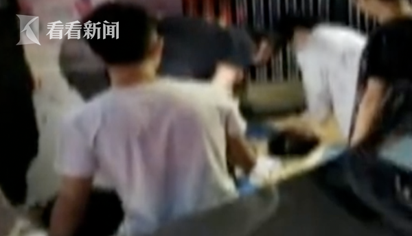 男子出租屋杀害两名女幼师背后的悲剧故事，巷弄深处的行业与独特小店引发关注