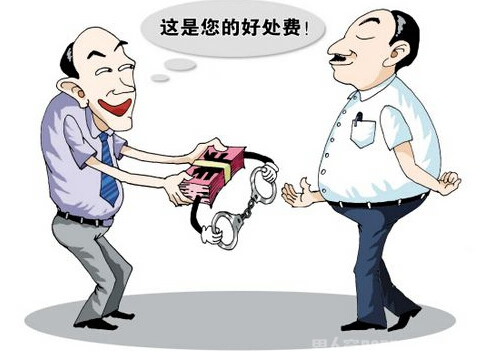 退休人员遭局长推下台阶致骨折事件，观点论述与反思