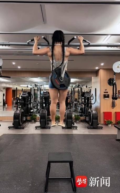 985高校女博导秀肌肉招生，吸引学子加入团队！