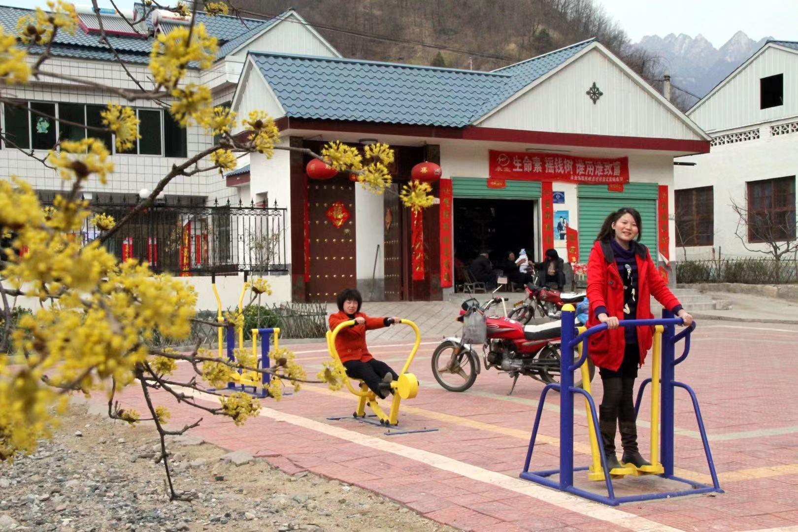 高校一校门到饭点关闭引发媒体热议，探索自然美景之旅的启示