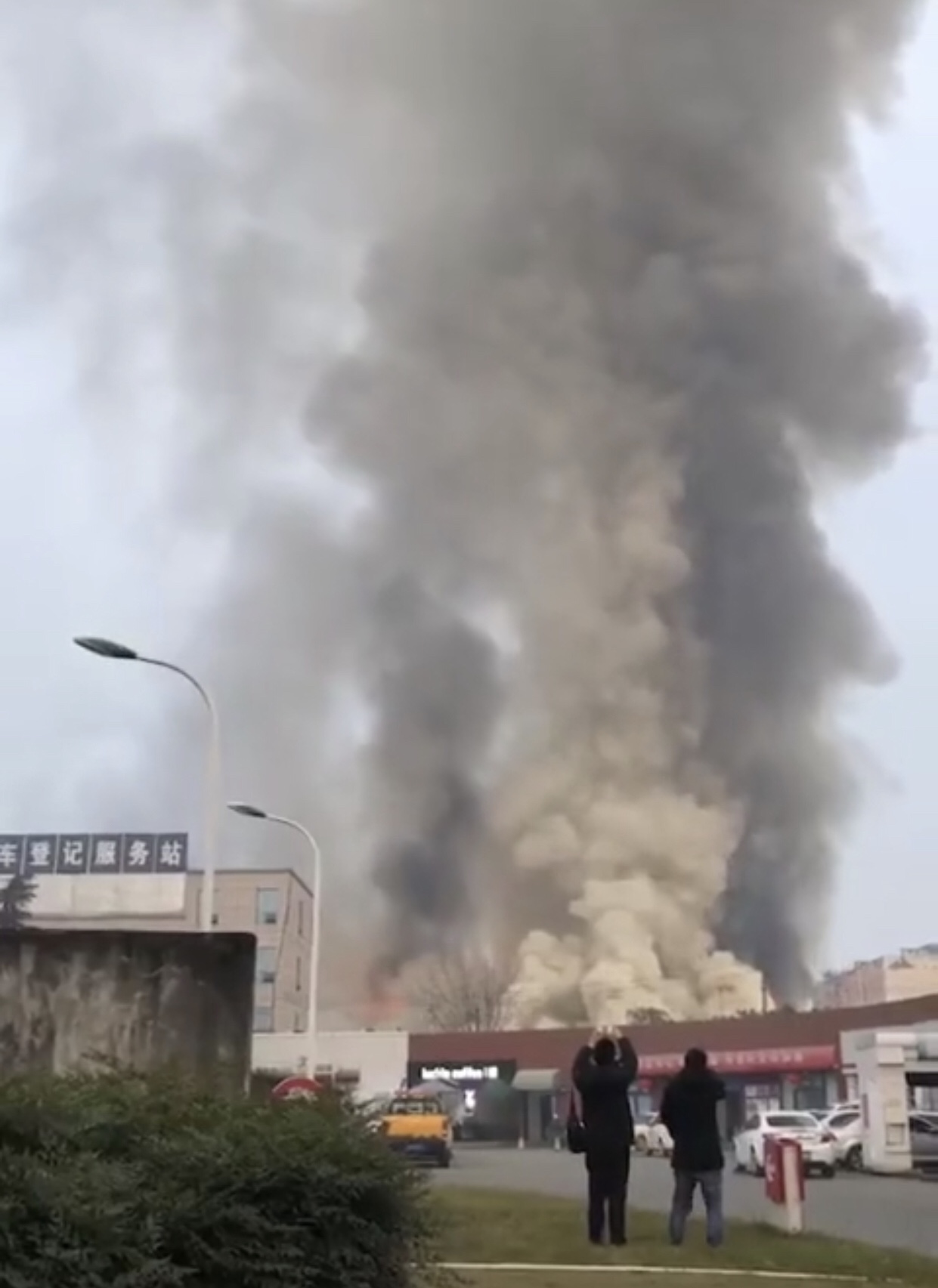 成都库房突发火灾，科技守护城市安全启动紧急预案