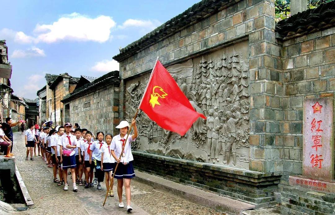 金秋十月红色旅游热潮不退，探寻小巷独特风情成新宠