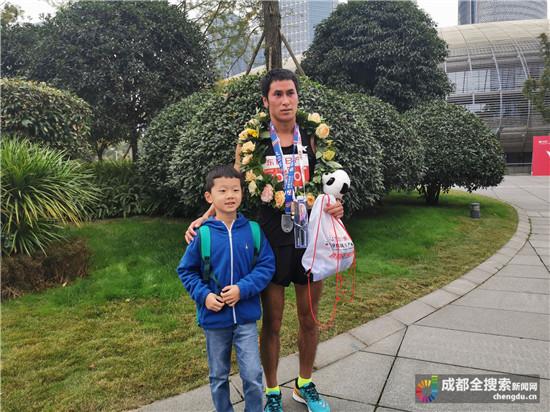 马拉松冲线遭阻拦事件，规则与人情的较量官方回应
