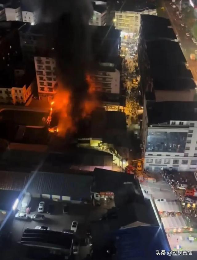 建筑火灾危机，消防车受阻无法及时救援🔥🚒