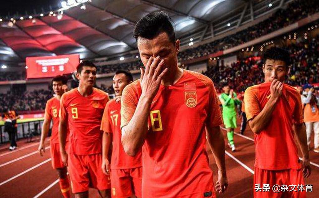 国足球迷现场玩人浪掀起激情热潮！