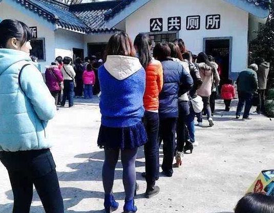 高校女厕坑位旁意外发现摄像头
