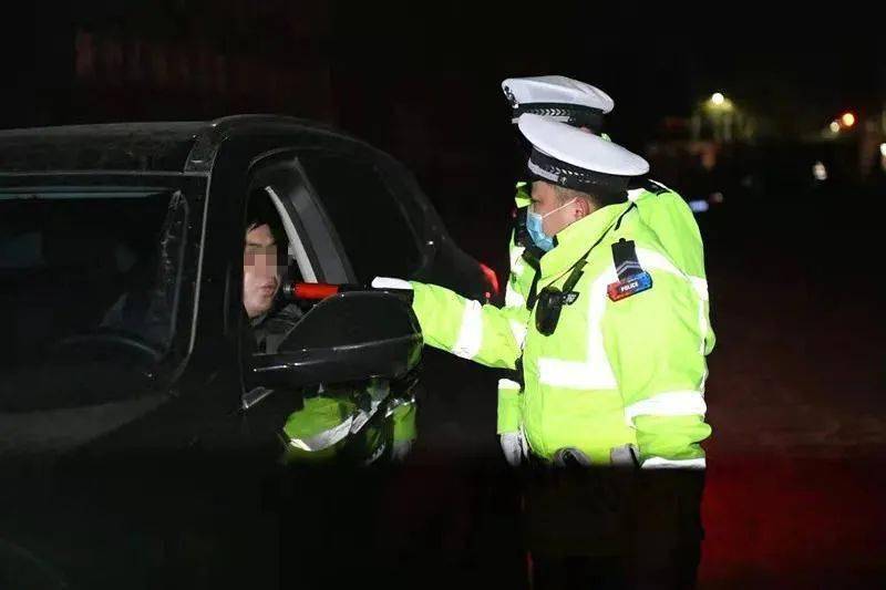 小巷深处的头盔守护者，小交警的守护行动与神秘小店的日常