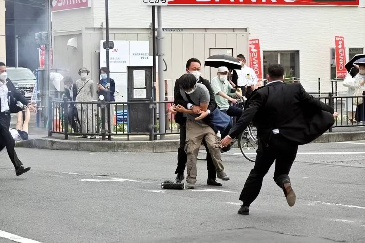 日首相官邸安全事件，作案者穿防护服冲击官邸引发关注