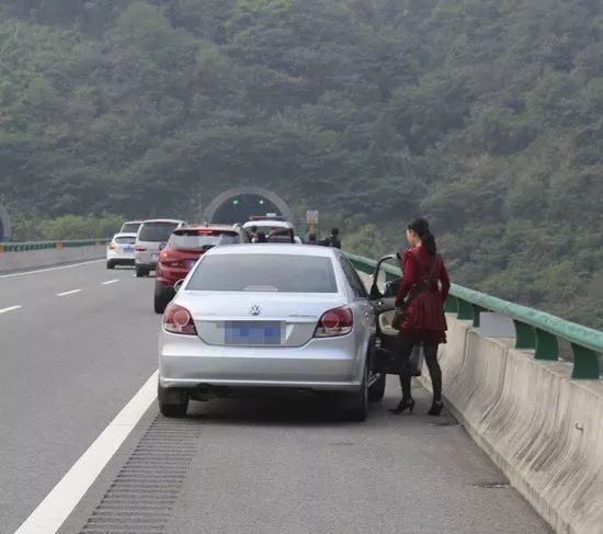 车主高速上的特殊旅途，陪跑与双闪告别的温情瞬间