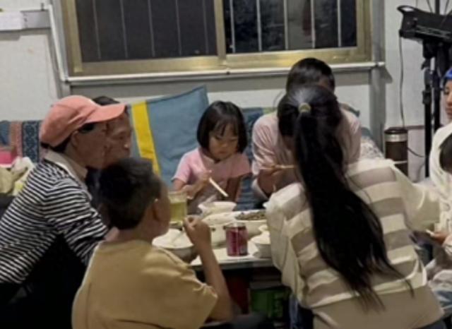 揭秘网红小英送养女孩背后的科技力量，为何未形成行业趋势？深度解析科技产品的神奇影响！