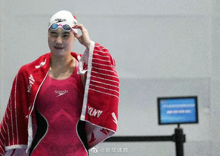 李冰洁勇夺400米自由泳预赛冠军，科技时代的水上速度与激情