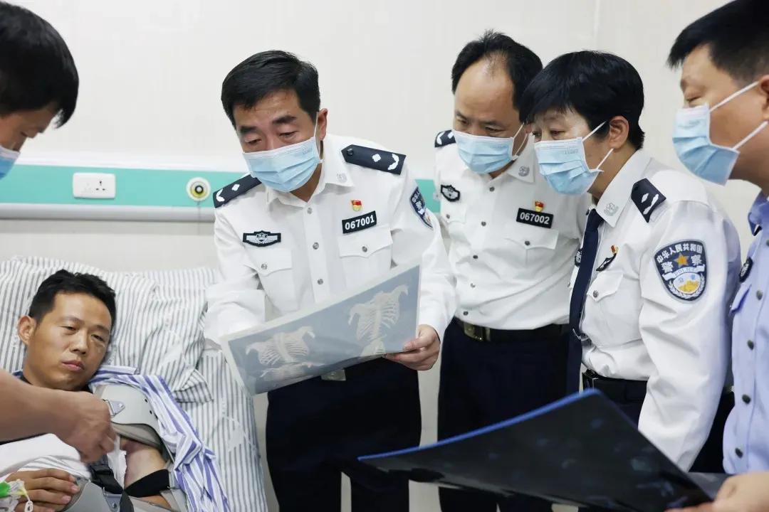 退休老人遭遇局长误会推下台阶受伤，友情温暖化解误会