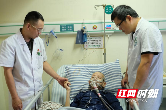 退休人员遭局长推下台阶致骨折事件，处理步骤指南与标题概述