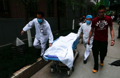 因病去世被传当街杀人引发争议，涉案人员被拘留