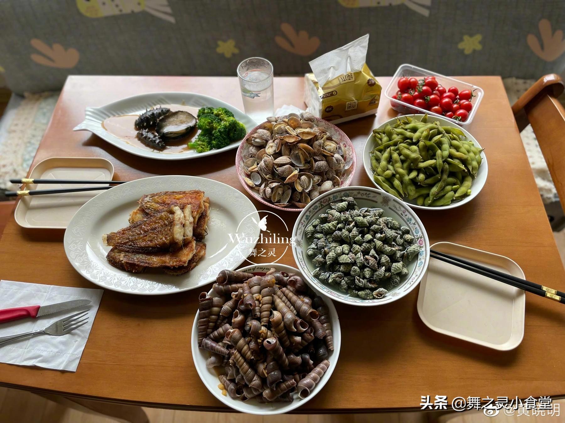 爸爸撒花蛤引发海滩亲情互动，乐趣无穷！