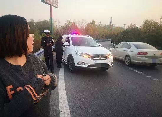 女司机深夜跟随导航误入歧途，高速逆行惊险事件