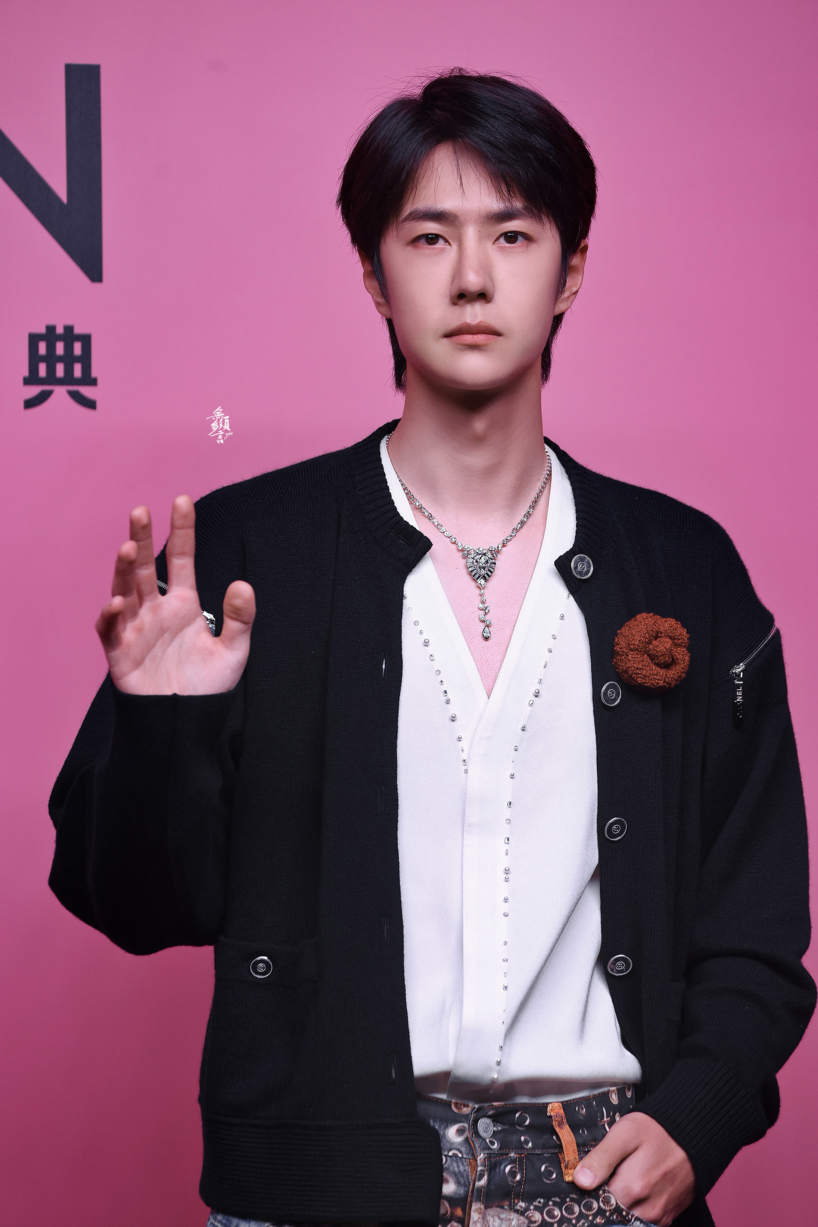 王一博VOGUE滑板走秀，时尚与运动的跨界魅力