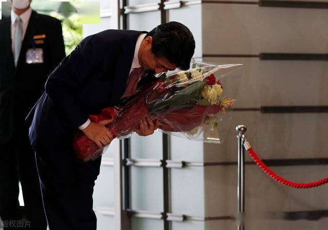 日首相官邸安全事件，作案者穿防护服冲击官邸引发关注