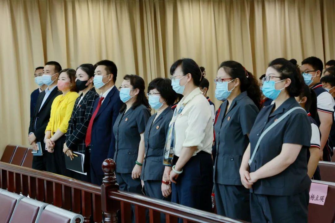 央视揭秘，未成年沉迷抽卡消费，少年小明的虚拟冒险隐患