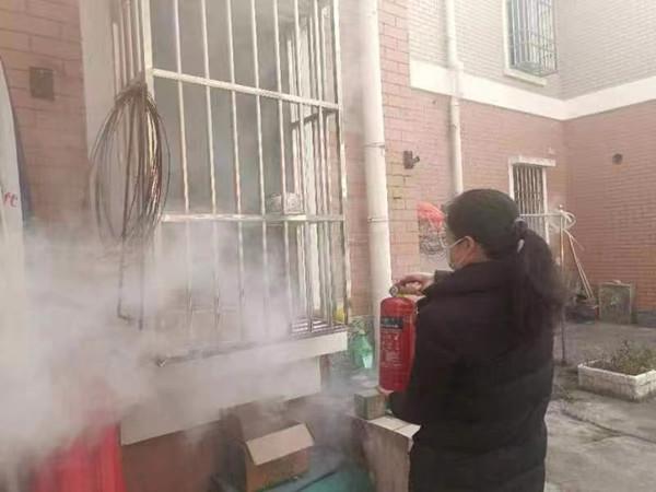 富豪男友赠金背后的陷阱，女子如何警惕并安全应对？