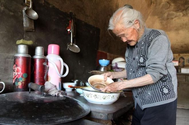 95岁老人隔空向儿子点单可乐走红，操作步骤详解