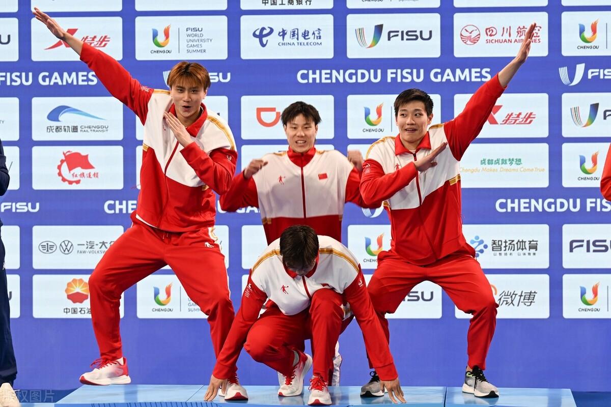 李冰洁勇夺400米自由泳预赛冠军，闪耀赛场✨