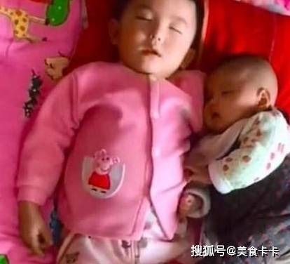 一岁弟弟家门口等待三岁姐姐放学归来的温馨瞬间