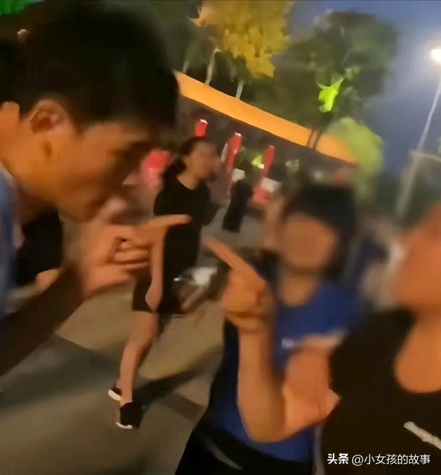 夫妻马路摆摊遭遇劝离，执法者与摊贩的交织故事