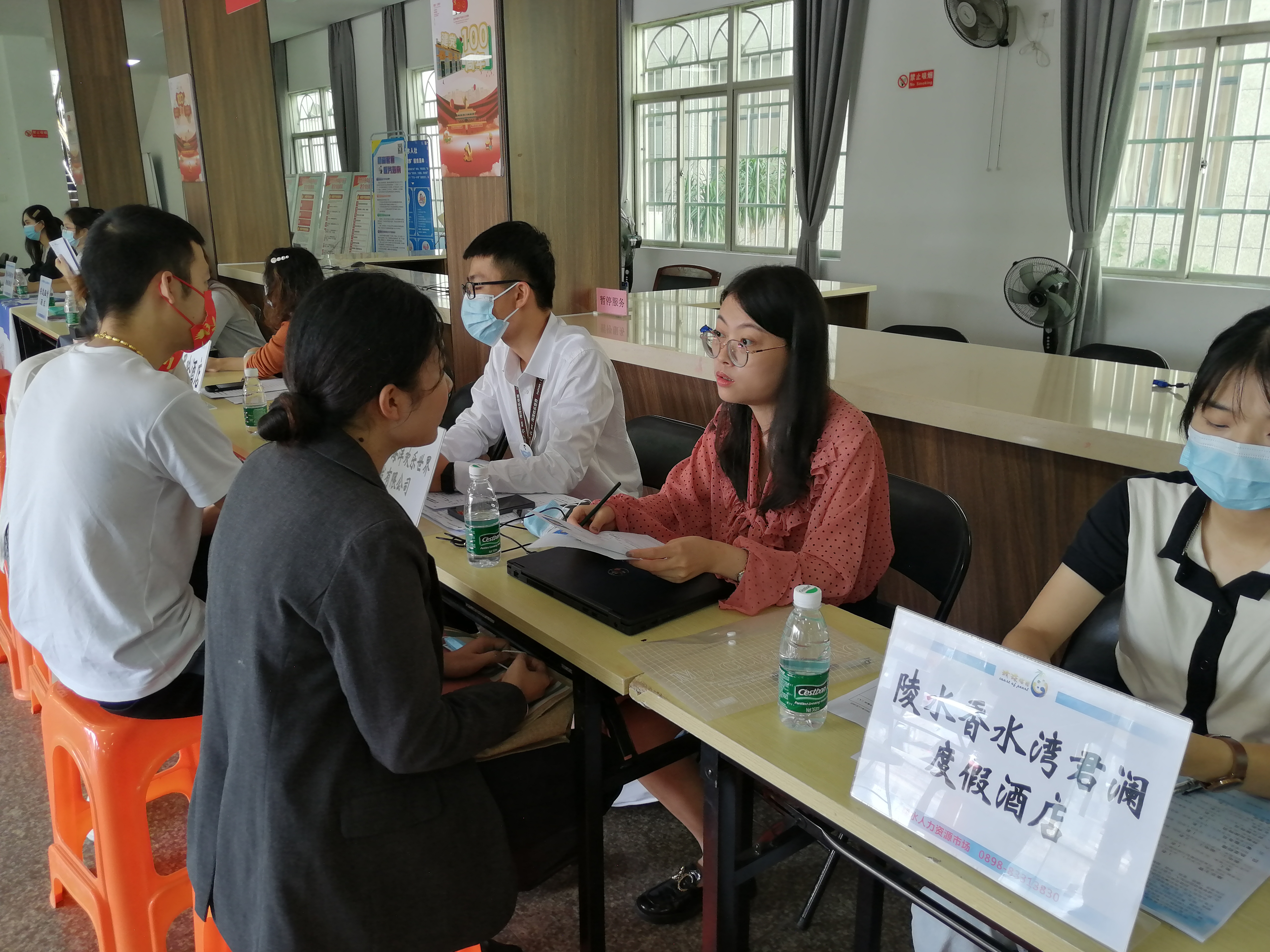 琼海最新招聘，老友重逢的求职奇遇之旅