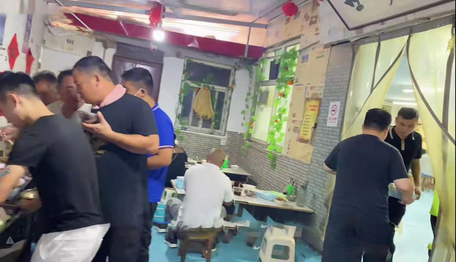 最新老头户外活动图片集，探寻小巷深处的户外宝藏小店